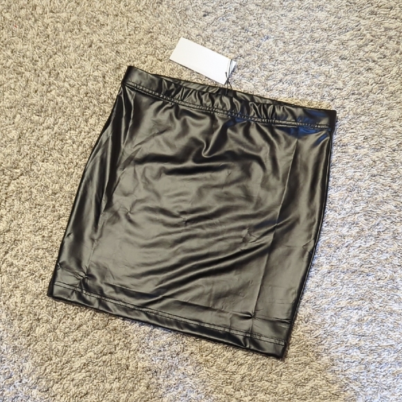 Vegan Leather Mini Skirt Bodycon Miniskirt Black Pleather Stretch Size XS/00 - Picture 1 of 5